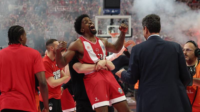 Olympiacos câștigă al patrulea titlu EuroLeague cu victoria 92-85 împotriva Real Madrid