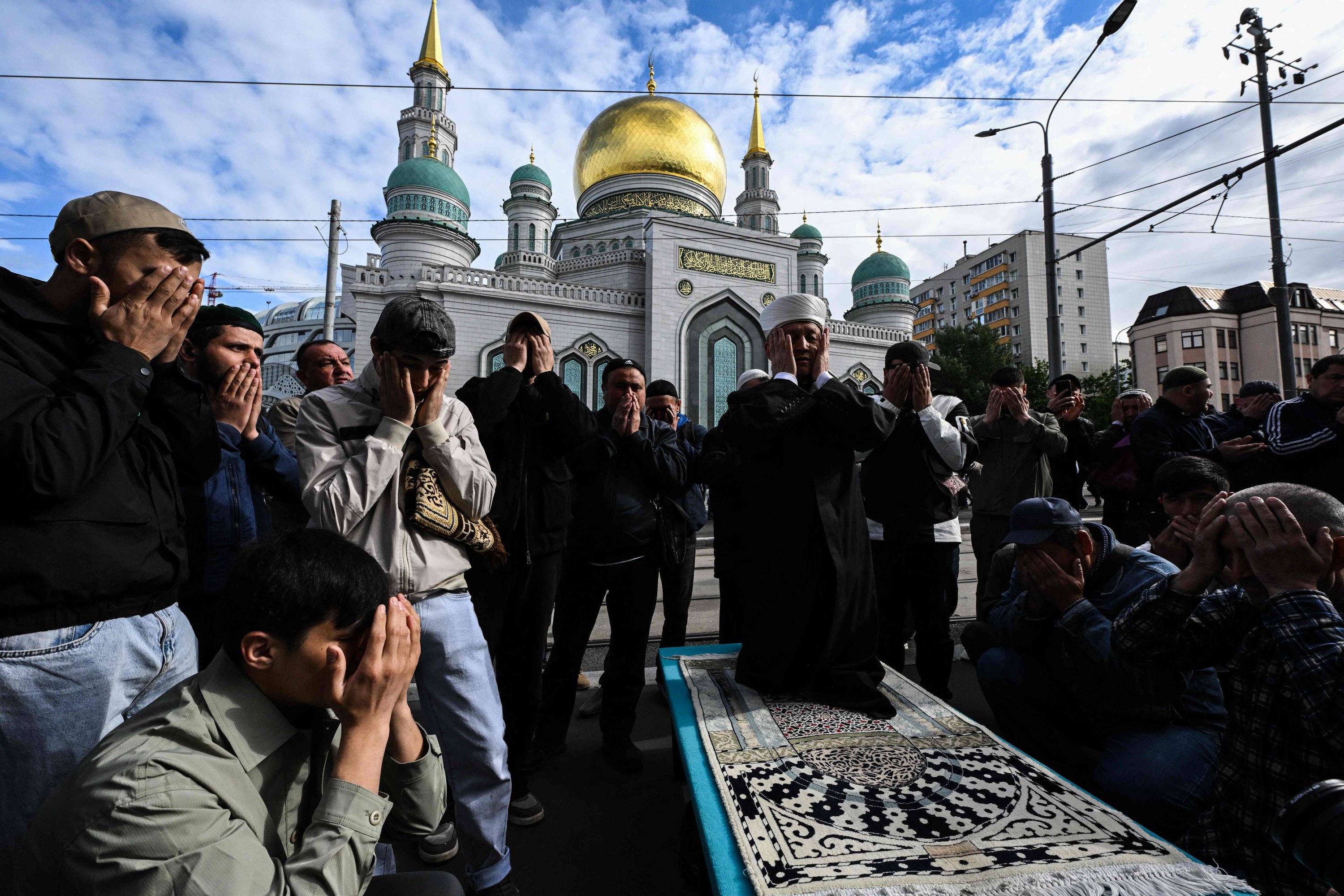 Milioane de credincioși la rugăciunile pentru Eid al-Adha în Europa
