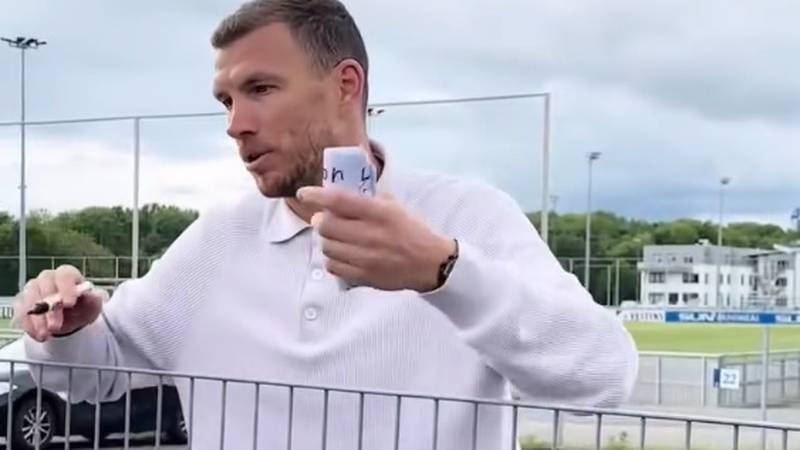 Džeko Îngrijorat de Fan Prea Insistent: "Mester, Ai Fost Iată de Zece ori..."