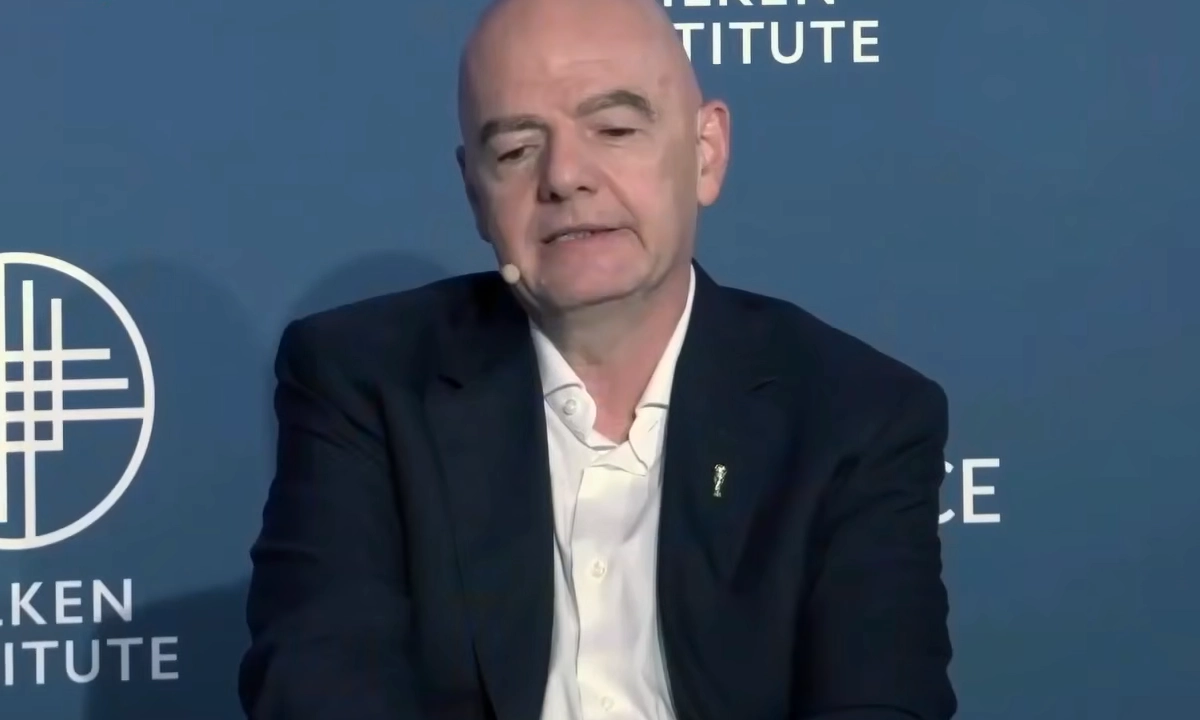 Președintele FIFA Infantino Promite Câine cu Sos și Coca-Cola pentru Cărțile de 2 Milioane Dolari
