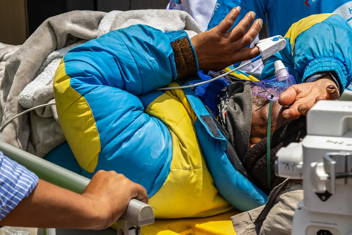 Ghidul de pe Everest supraviețuiește șase zile mâncând ciocolată și mestecând gheață