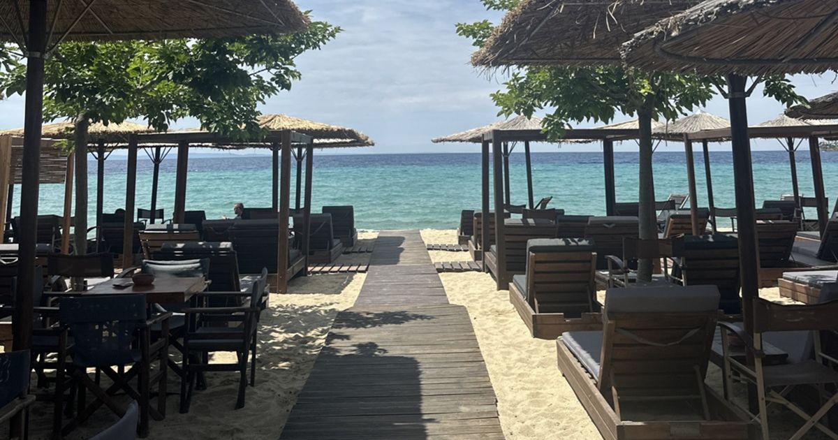 O fată sârbă a oprit un cărucior cu bebeluș în Grecia, părinții caută eroina