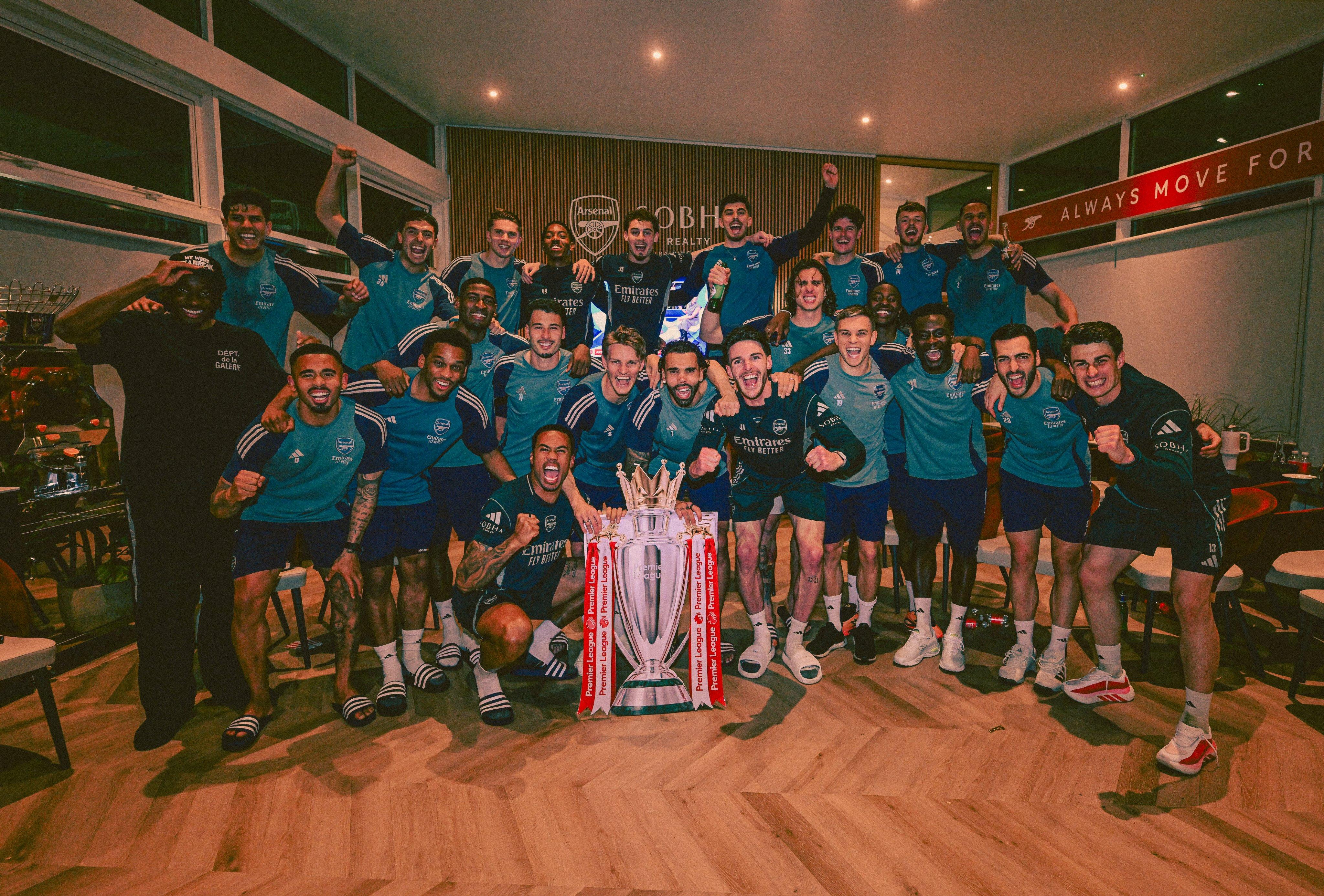Arsenal sărbătoare Premier League după 22 de ani de așteptare