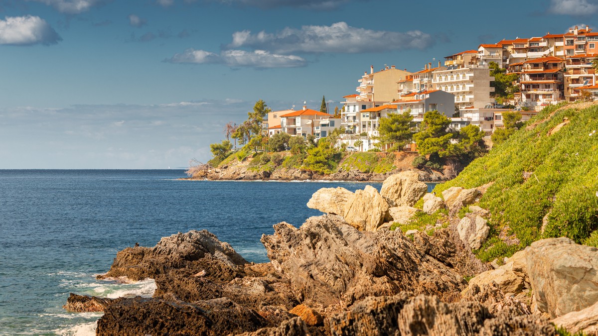 De Ce Serbia Aleg Halkidiki: Ghid de Vară pe Luni