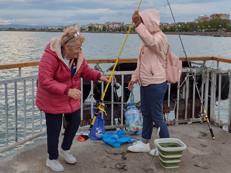 Pescarii converg spre Pomorie pentru un câștig bogat de safri (Fotografii, video)