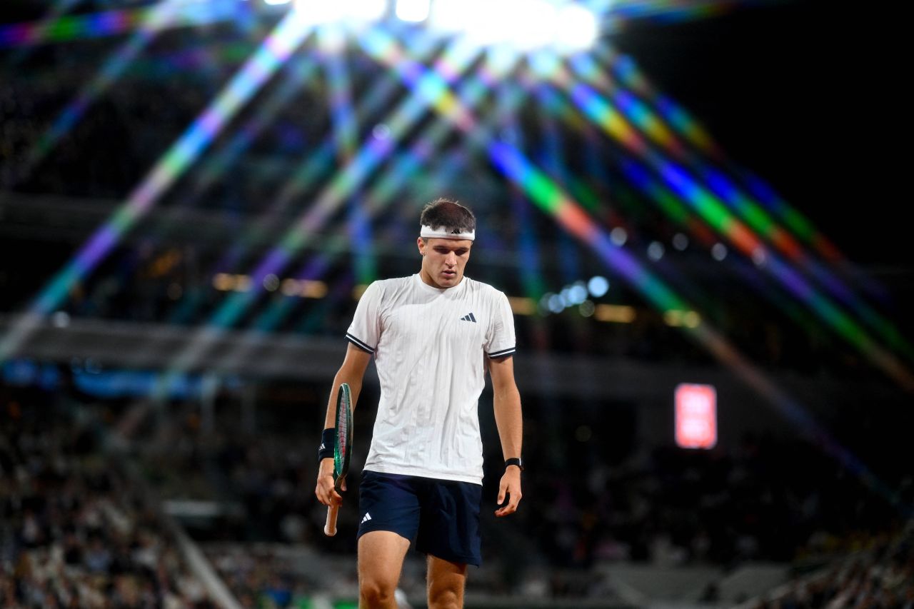 Mensik Îl Distruge pe Fonseca: Șocul Semifinalistului de 20 de Ani la Roland Garros