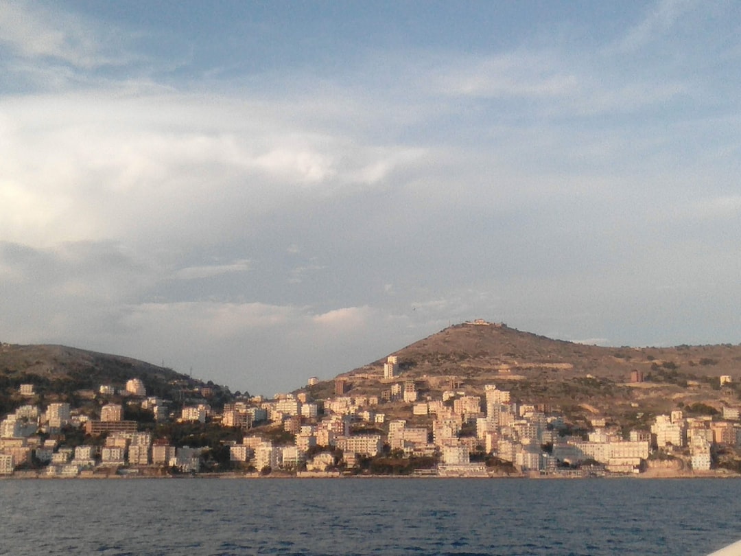 Alungând Adriatica: Navigând pe coasta Albaniei de la Durrës la Sarandë
