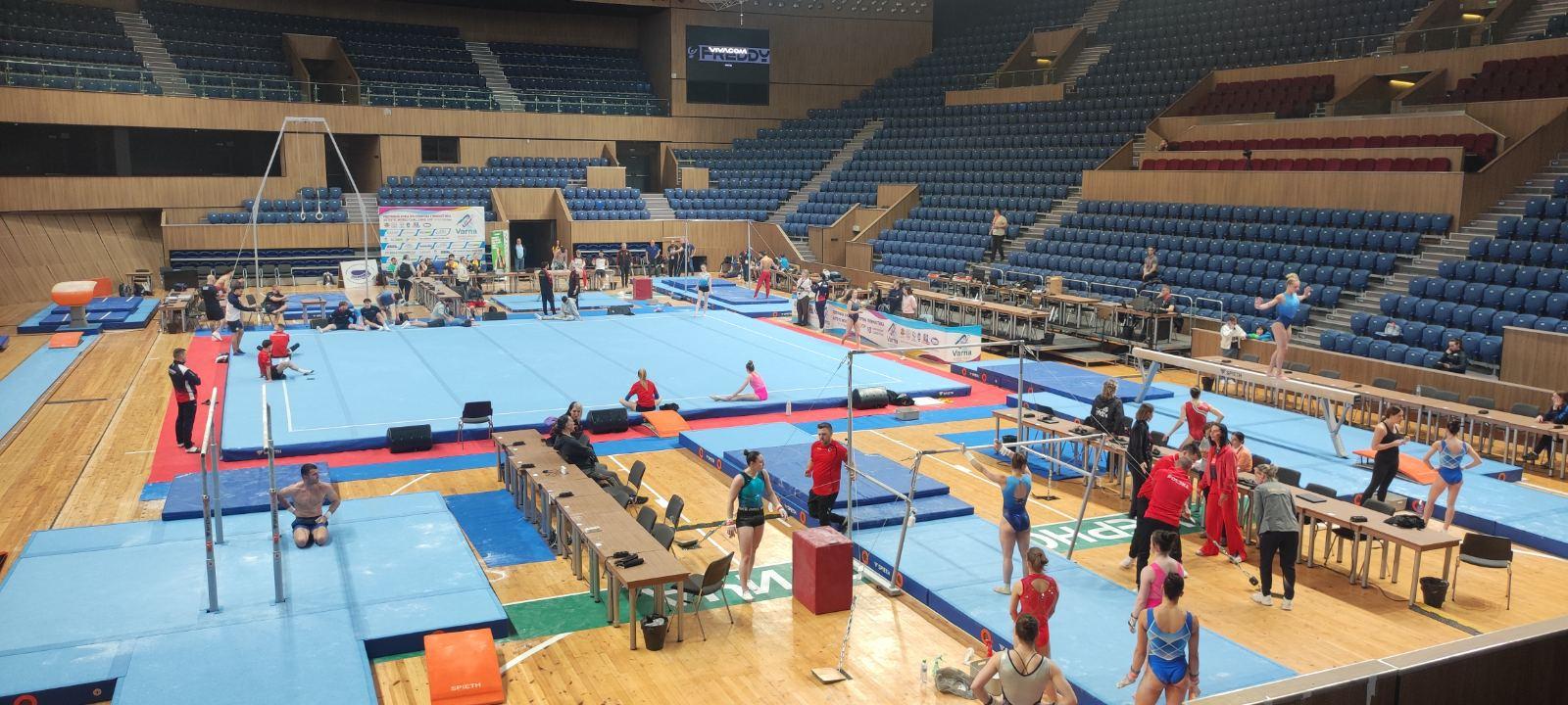 Gimnastiții Buligari Testează Echipamentele Înainte De Începutul Cuplei Mondiale Din Varna