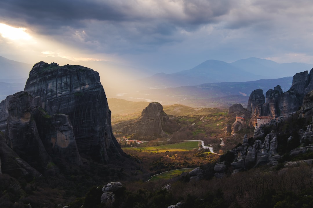Meteora: Vânătoarea de fantome pe stâlpii de piatră ai Tesaliei