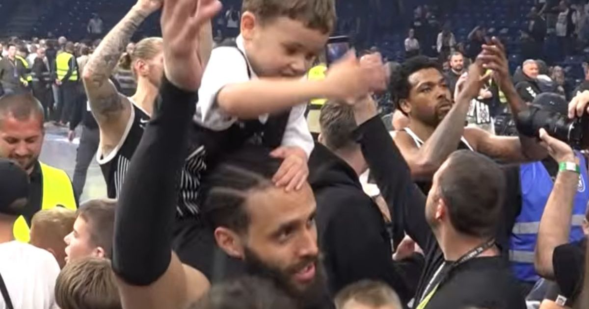 Stelă Americana a Partizanului Lăudă Captainul Echipii După Un Triumfal Vârf