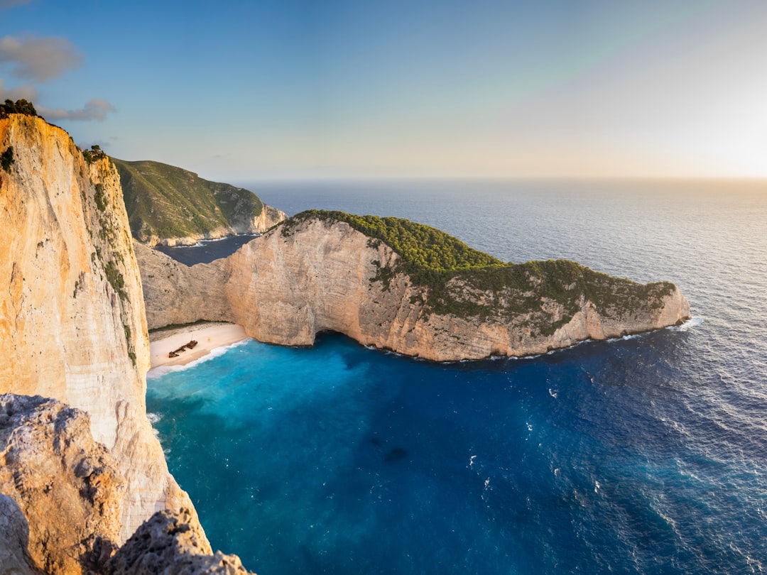 Zakynthos: Undele se întâlnesc tortuțele, epavele și țărmurile sălbatice