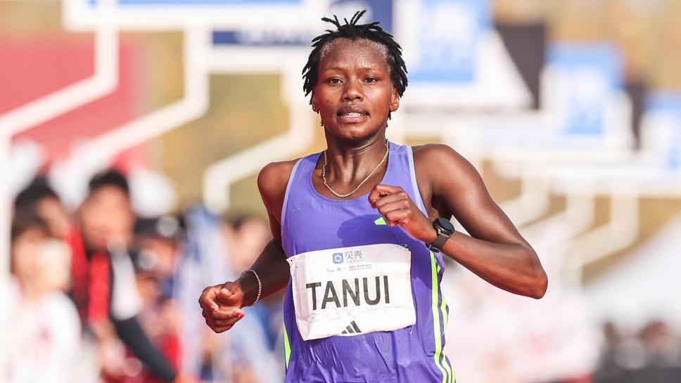 Tanui își câștigă primul podiul pentru sezonul în timpul invaziei keniane la maratonul Prag