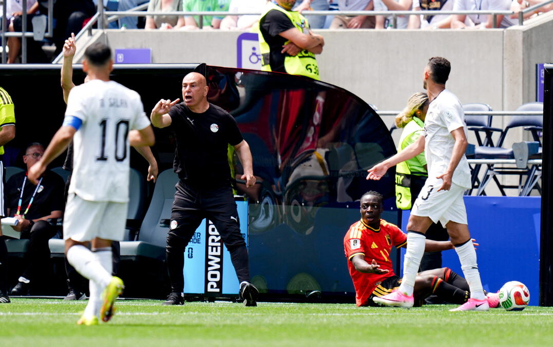 HAOS LA MUNDIAL! Antrenorul Egiptului l-a atacat pe arbitru, Salah a intervenit