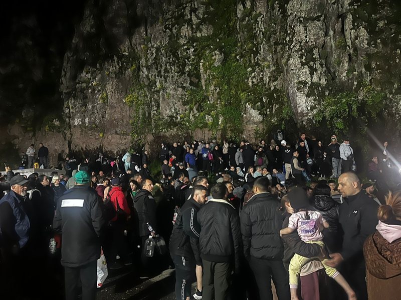 Sute de oameni se adună la sursa izbăvitoare de Dambal peste Momchilgrad