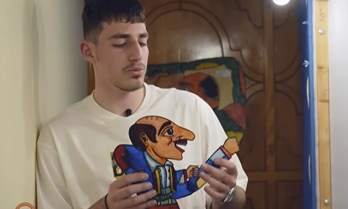 Manipulator de 17 ani al Karagiozis Menține Teatrul Ombrelor Viv de Viață în Chișinău