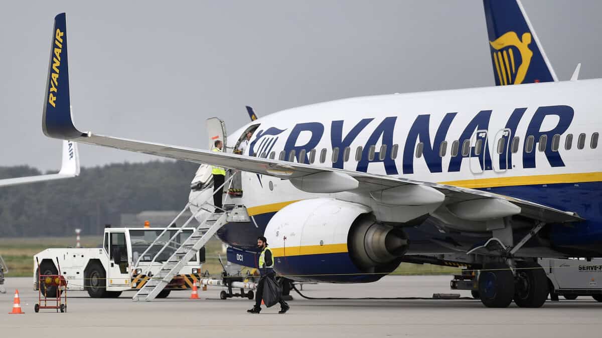 Ryanair Închide Bază în Salonic în Octombrie, Generând Îngrijorări pentru Turism și Locuri de Muncă