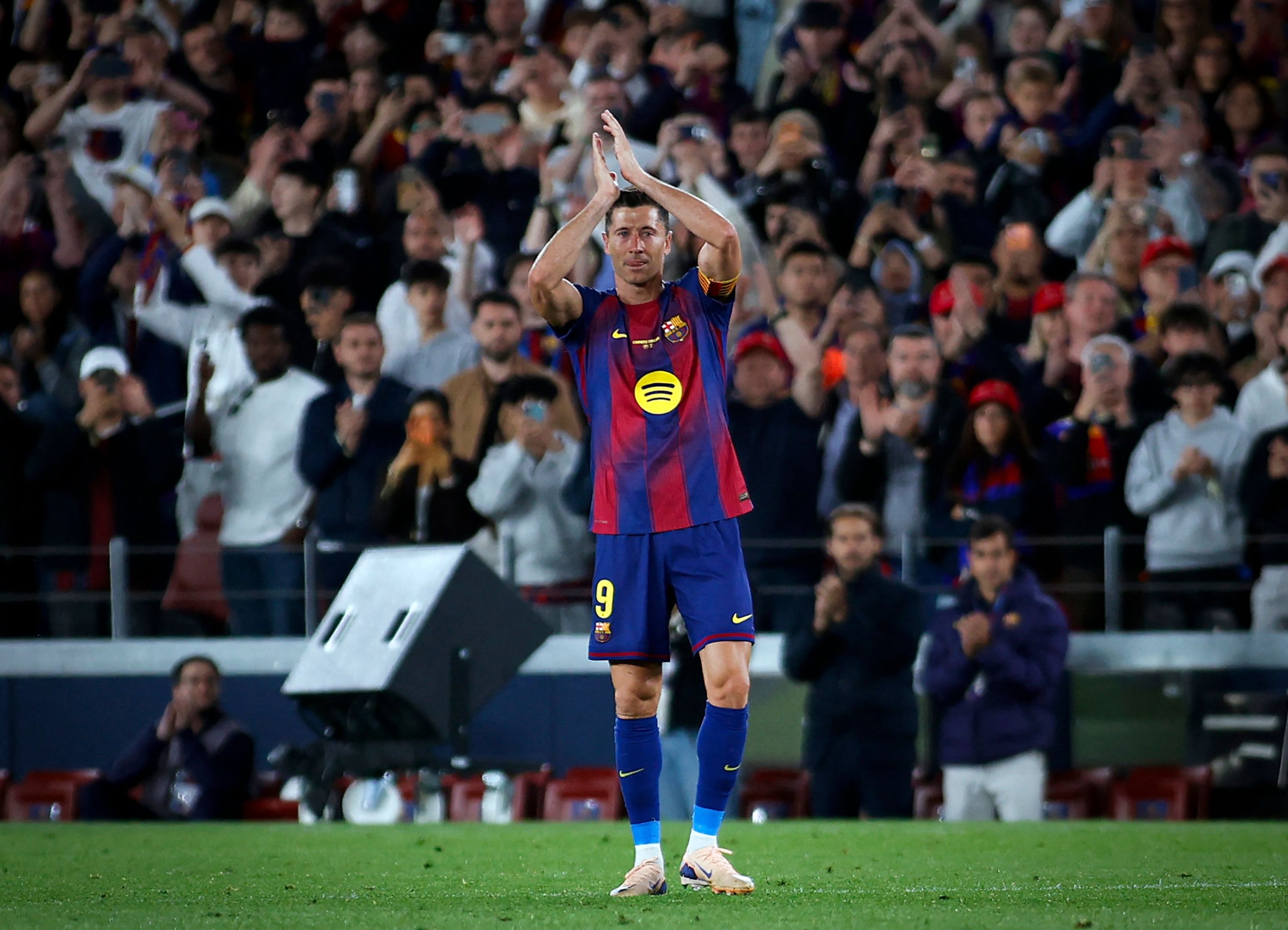 Lewandowski se scuipa cu lacrimi, Barça finalizează sezonul perfect acasă cu o victorie