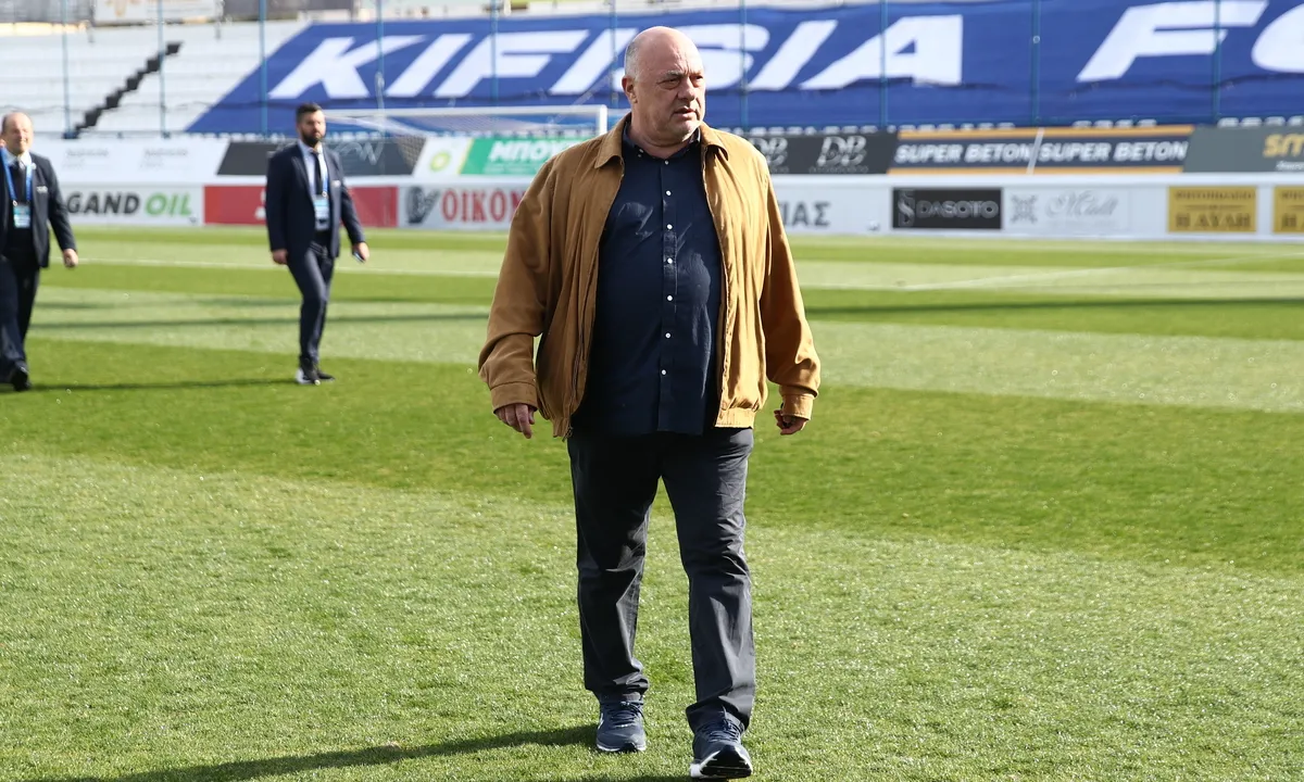 Antrenorul Volos, Achilleas Beaux, Critică Aspru Referele Lanoua