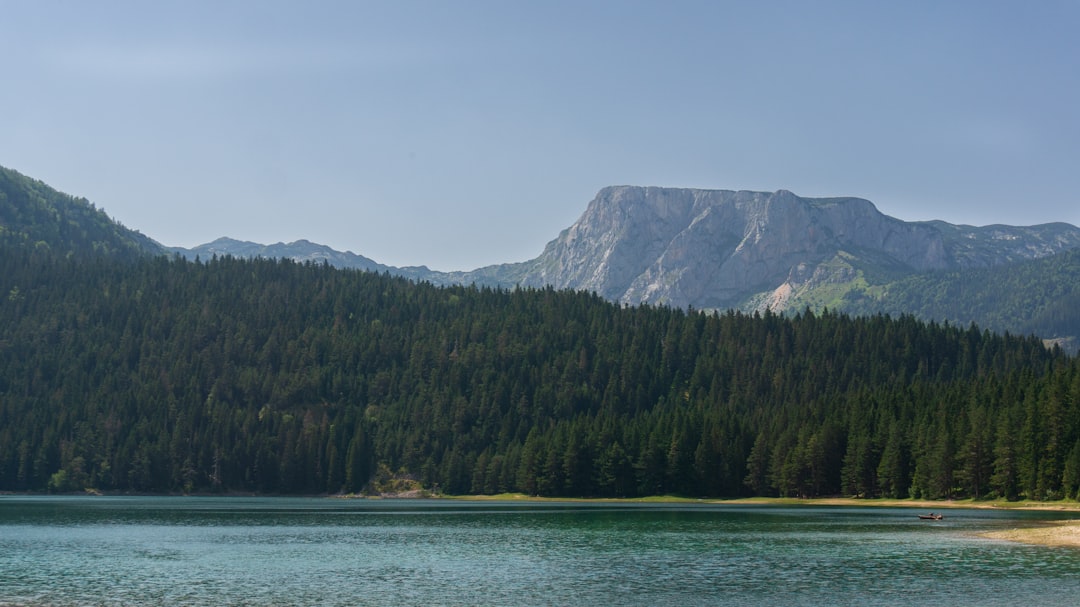 Urmărind fantome în jurul Lacului Negru din Parcul Național Durmitor, Muntenegru