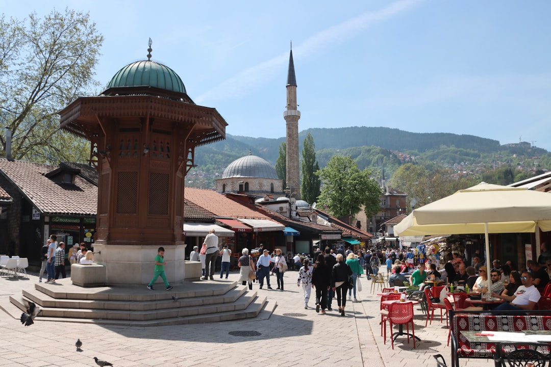 Piața Baščaršija din Sarajevo: Unde aromele otomane încă domnesc în străzi