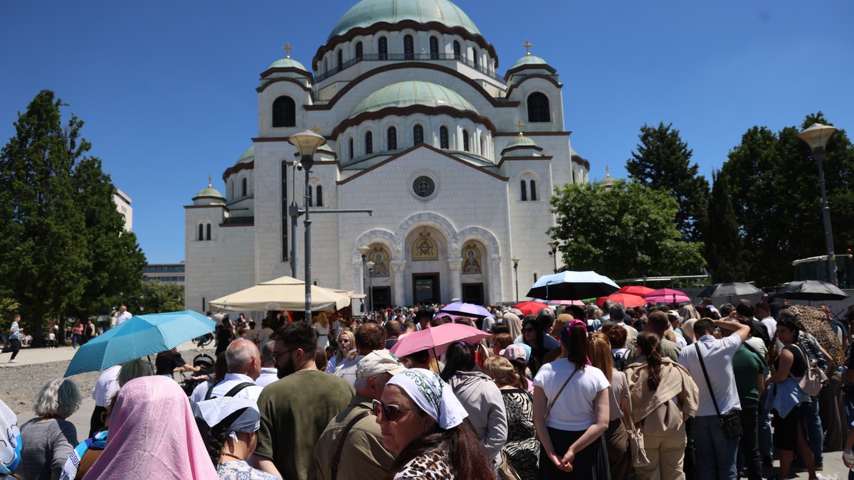 Pelerinii așteaptă 6 ore la Mănăstirea Sfântul Sava pentru Cingătoarea Maicii Domnului