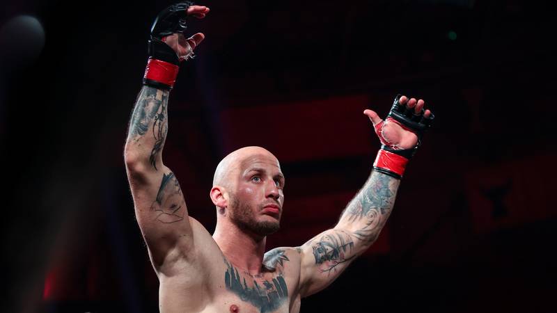 Haos la Goat League: Boxerul bare-knuckle lovește un adversar cu capul
