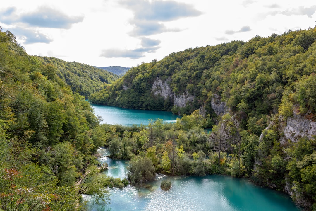 Lacurile Plitvice în octombrie: Focul, ceața și liniștea înainte de furtună