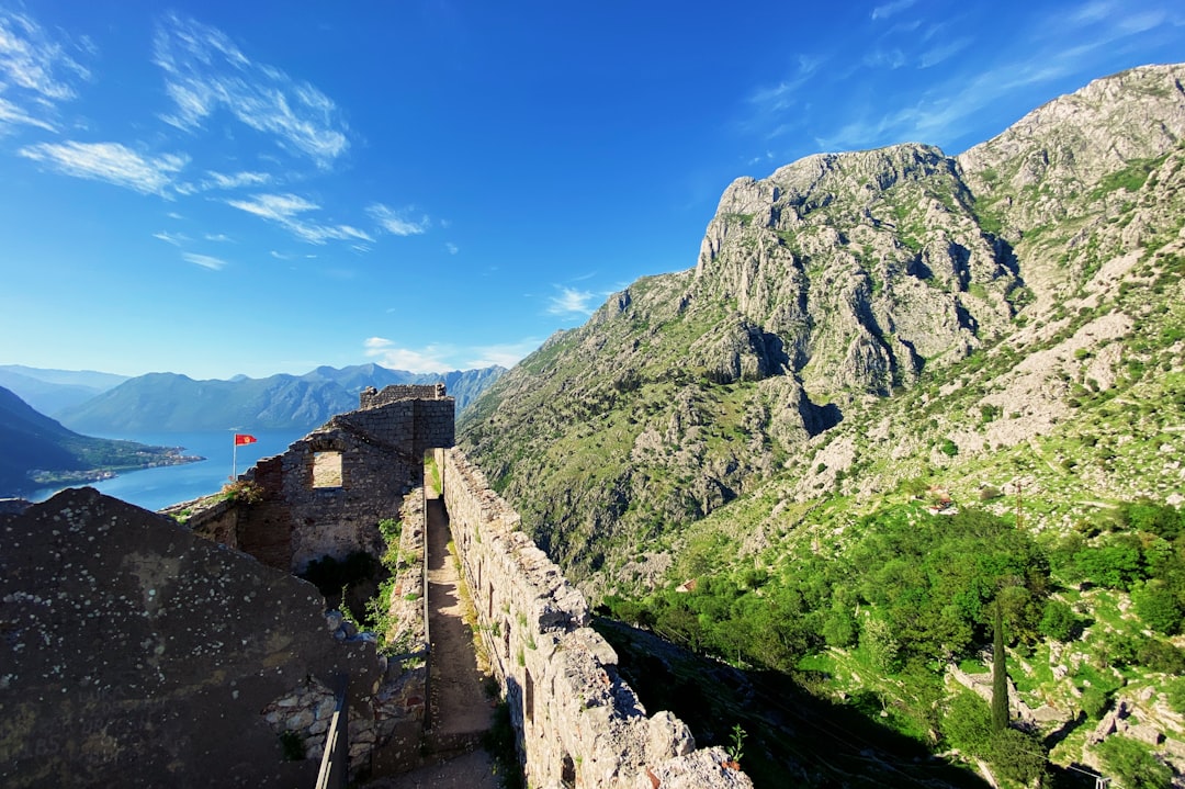 Zidurile fortareței din Kotor: Un ghid de drumeții pe Muntele San Giovanni