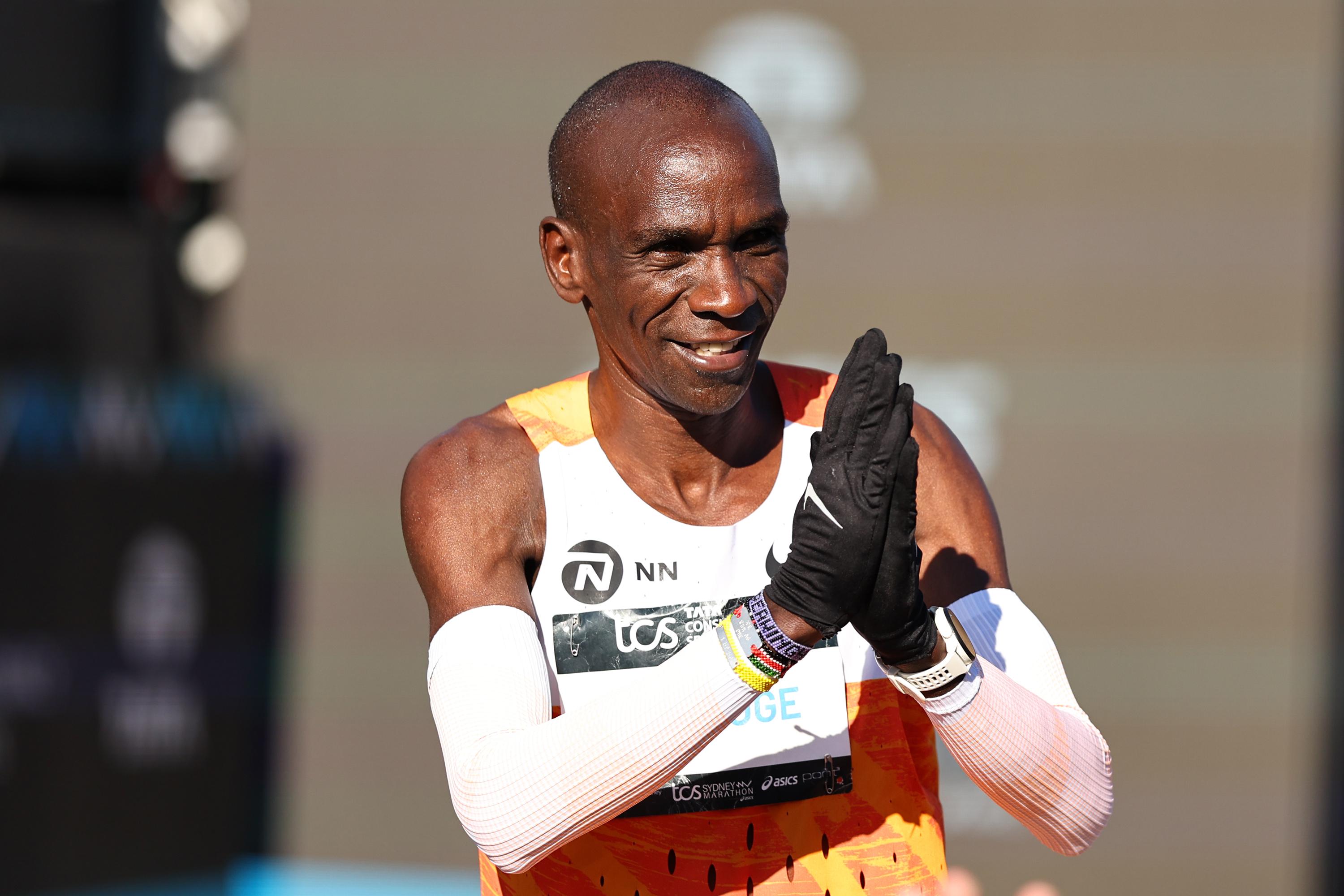 Kipchoge Urmărește Istorie în Maratonul din Capul de Leu