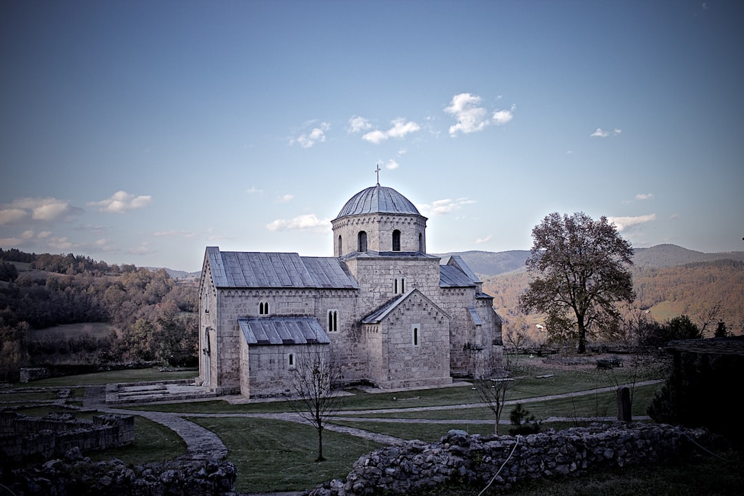 Maica Domnului din Izvor: De ce frescele Mănăstirii Studenica supraviețuiesc imperiilor