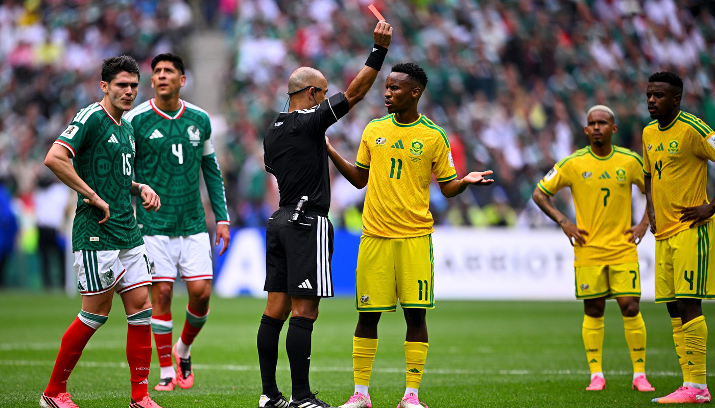 3 Roșii în Deschidere! Mexic 2-0 Africa de Sud cu un Record Întunecat