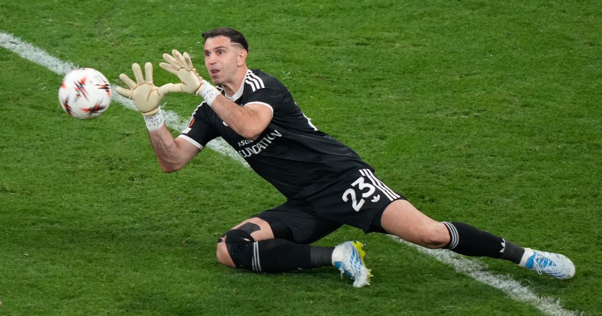 Golmanul Aston Villa Câștigă Trofeul Ligii Europei Cu Un Deget Strămutat