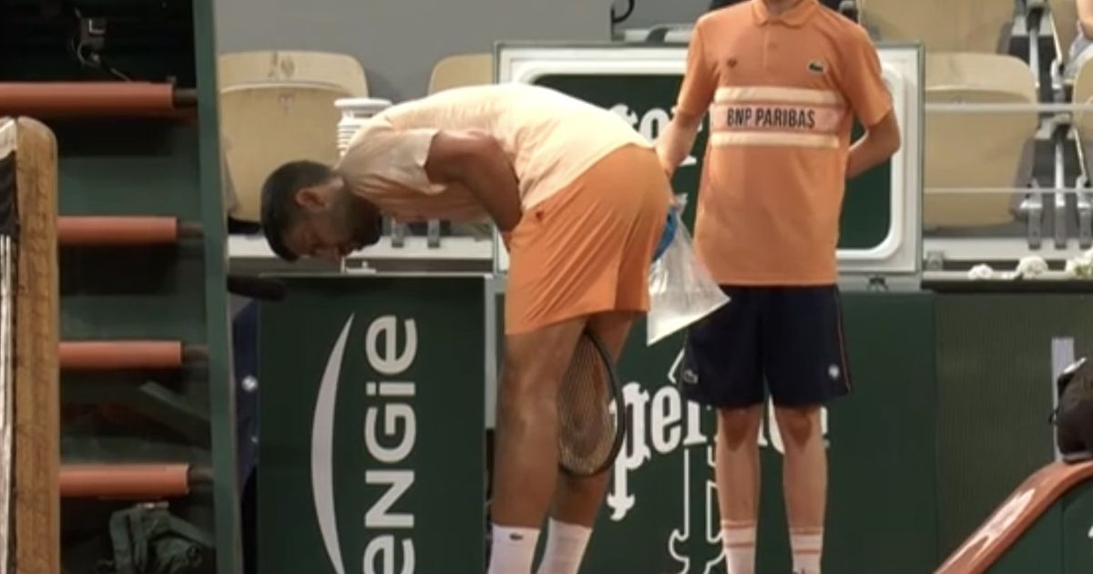 Djokovic colapsează la Roland Garros: Durerea de stomac pune capăt visului