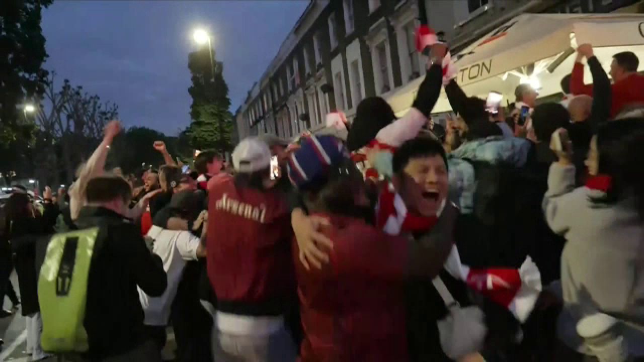 Suporterii lui Arsenal se bucură după ce Gunners câștigă Premier League