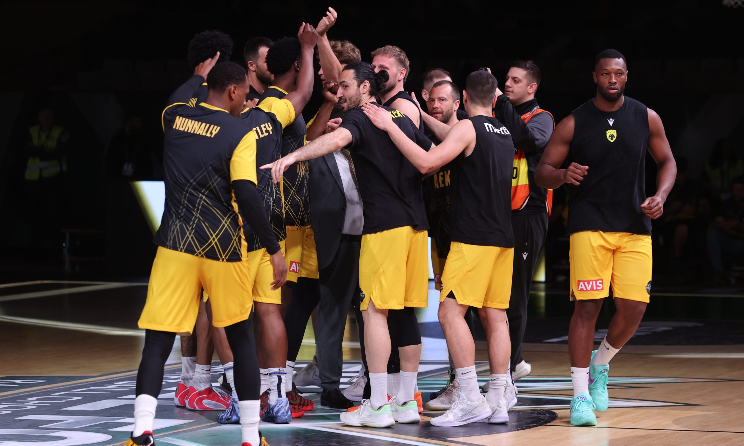 Suporterii AEK Crează O Atmosferă Electrică Înainte de Finalul BCL