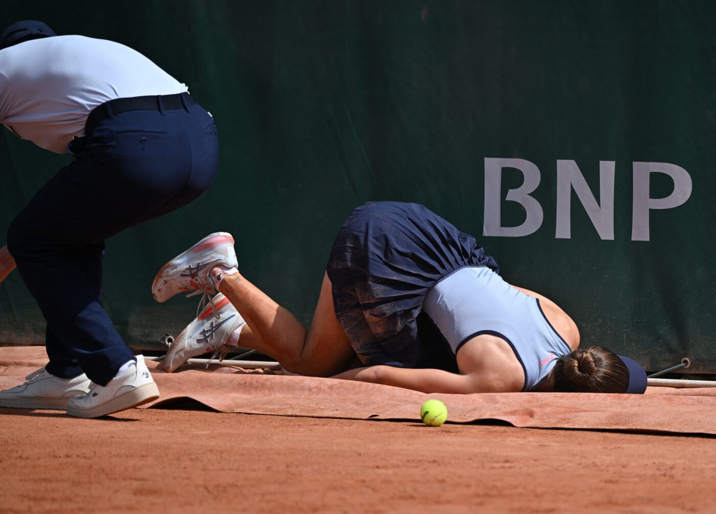 Sonmez se prăbușește la Roland Garros; Cîrstea strălucește la Paris