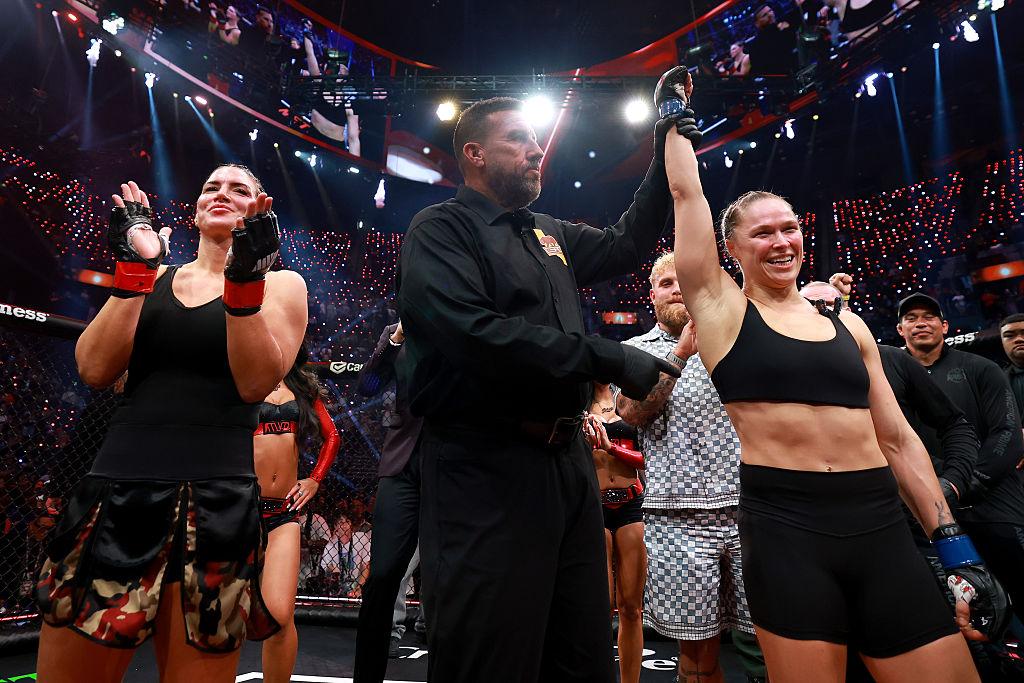 Ronda Rousey câștigă de la Gina Carano în doar 17 de secunde