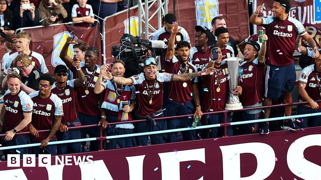 Mii de suporteri îl accesează pe Aston Villa ca pe un eroi după victoria în Europa League