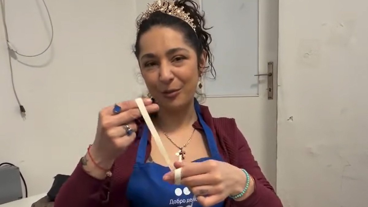 Cântăreața Vivien Kurtović face voluntariat la Mănăstirea Sfântul Sava pentru Brâul Fecioarei Maria