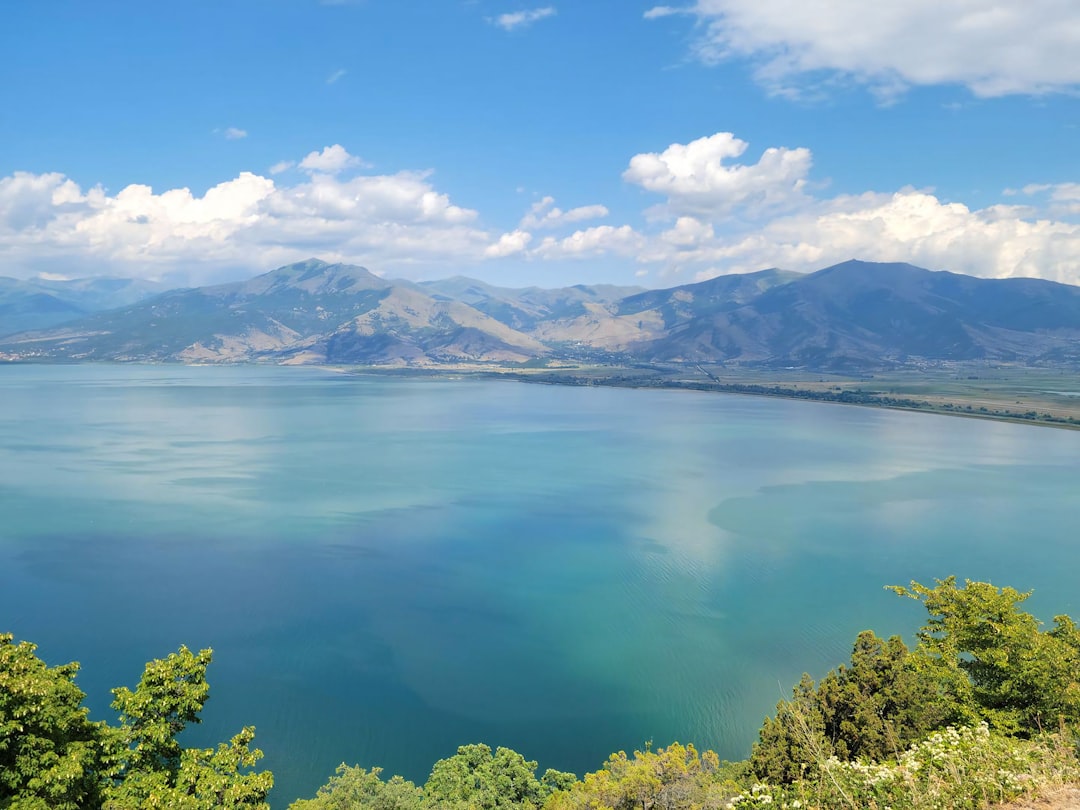 Regiunea Lacurilor Prespa: Observarea păsărilor și drumețiile la frontiera dintre Grecia și Macedonia