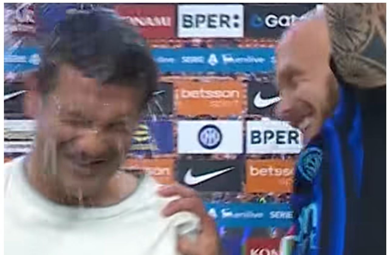 Antrenorul român Cristi Chivu sărbătoară titlul 21 al Inter cu şampanie