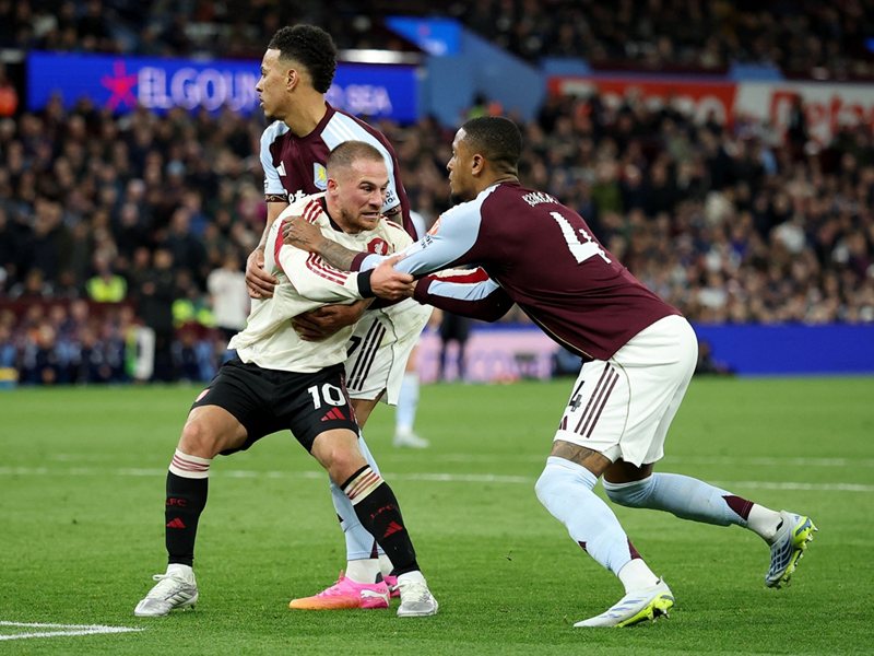 Aston Villa învins Liverpool 4:2 la Birmingham