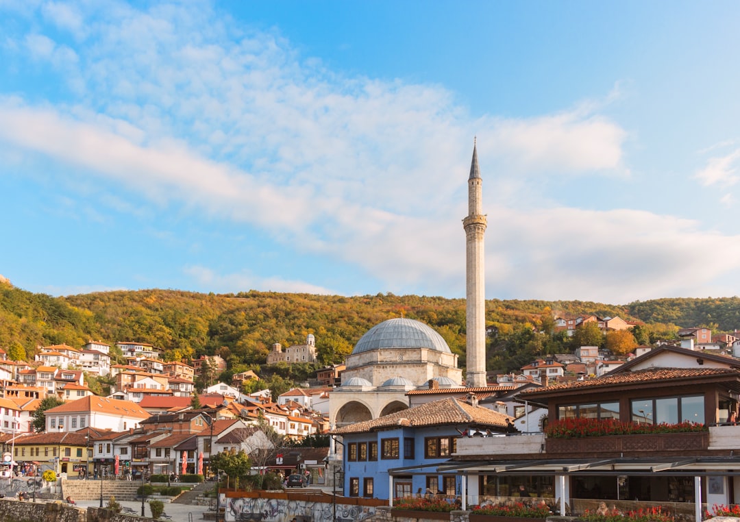 Urmărind umbrele și piatra: Plimbându-se prin sufletul otoman al hanului din Prizren