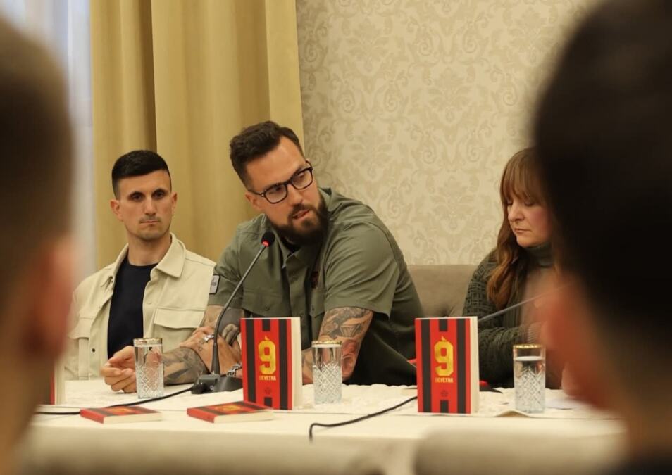 Promovarea din Belgrad a romanului "Devetka": Iconițe sportive discută lucrarea lui Jovan Simić