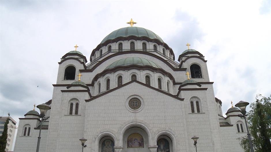 Cetățenii așteaptă în cozi lungi pentru a se închina Cingătoarei Maicii Domnului