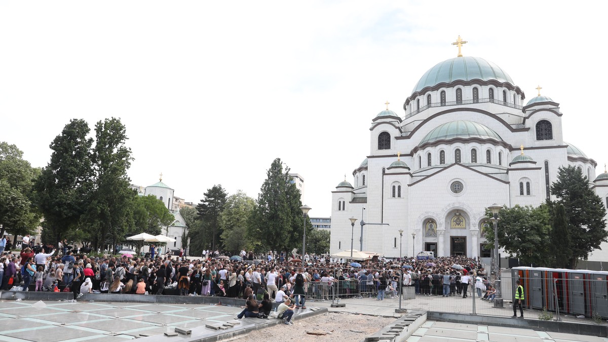 10 ore de așteptare: Credincioșii înfruntă căldura pentru a venera Cinghioara