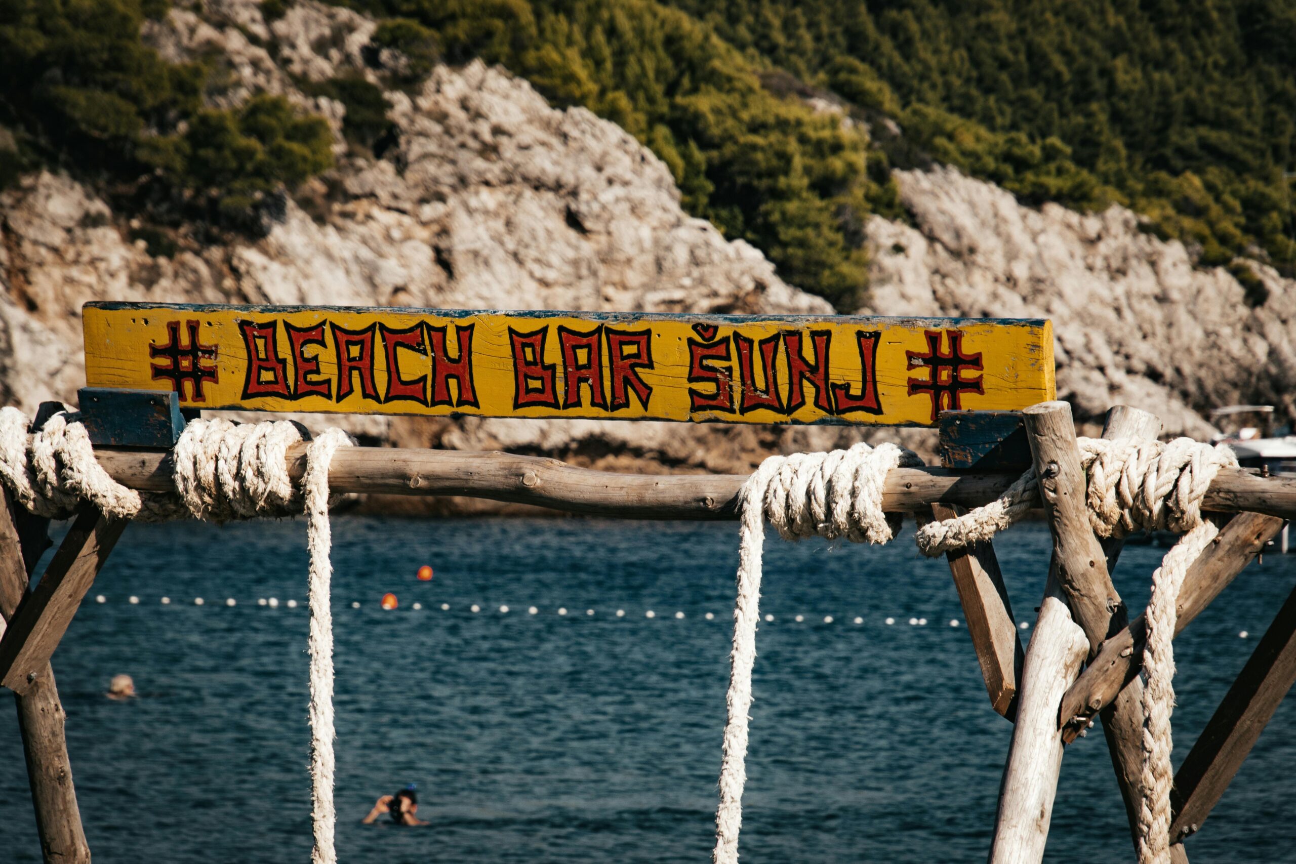 Croația Crăpășoare Cu Haosul Barurilor de Pe Plajă