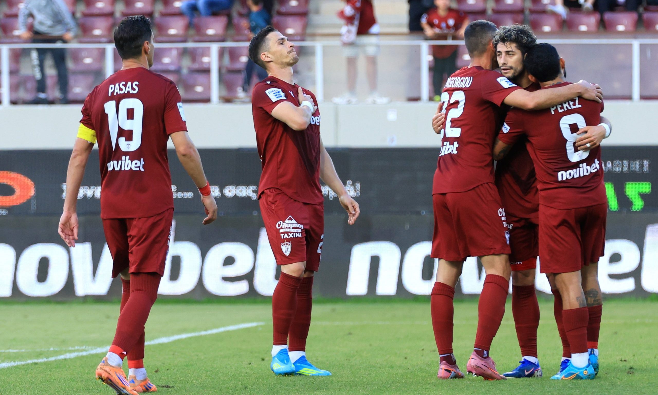 AEK Novibet – Atromitos 2-1: O victorie crucială pentru Lăricei