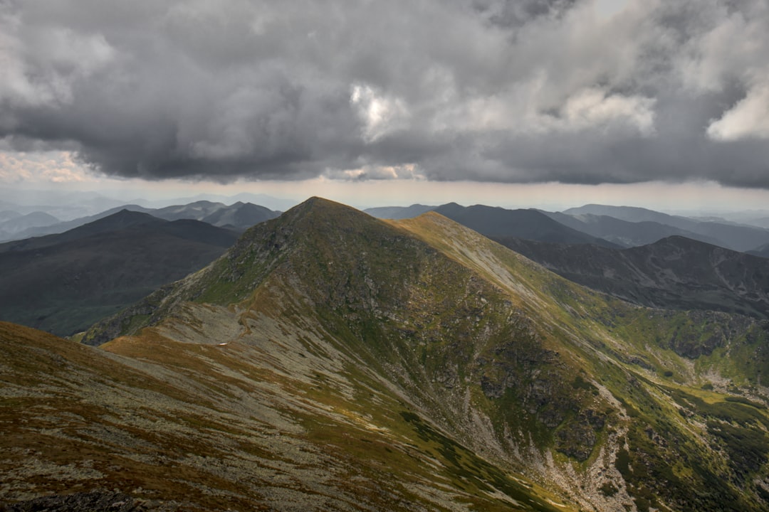 Drumeția în Munții Făgăraș: Provocarea alpină de altitudine a României