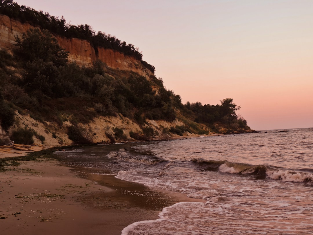 Alungând Valul Gri: De Ce Țara Neagră de la Varna este Destinația Secretă de Surf a Bulgariei